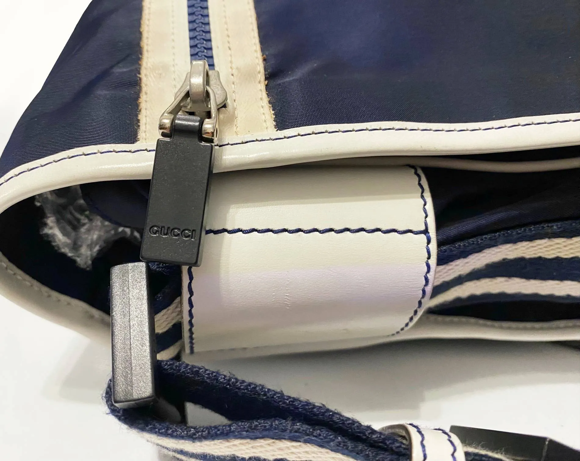 2000s Gucci Navy Canvas Crossbody messenger travel bag